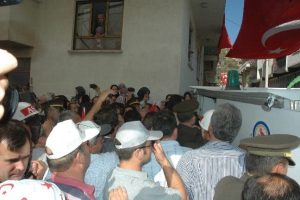 Şehidi binlerce kişi g&ouml;zyaşlarıyla karşıladı