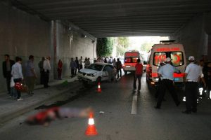 Otomobil yayaların arasına girdi