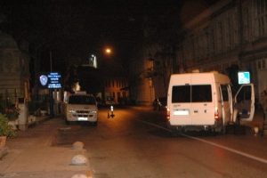 Polis merkezi &ouml;n&uuml;nde ş&uuml;pheli paket alarmı