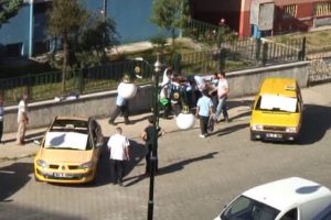 Liseli &ouml;ğrenciler kavga etti onlar izledi