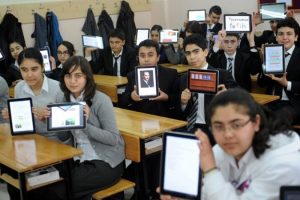 &Ouml;ğrenci tabletine sahip &ccedil;ıktı