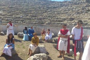 Sezar Roma tiyatrosundaydı