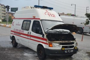 Hasta taşıyan ambulansta yangın