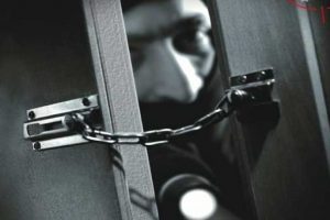 Hırsız 43 bin liralık ziynet eşyası &ccedil;aldı
