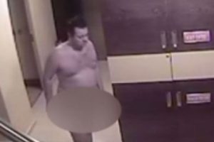 Tuvalet diye &ccedil;ırıl&ccedil;ıplak başkasının odasına girdi