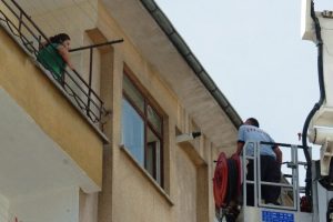 Evde kilitli kalan kızı itfaiye kurtardı