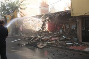 Tehlike arz eden metruk bina yıkıldı