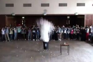 Rekor kıran video! B&uuml;t&uuml;n sınıf o deneyi b&ouml;yle izledi