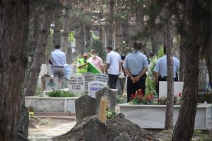 Otopsi i&ccedil;in kazada &ouml;len kadının mezarı a&ccedil;ıldı