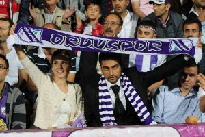 Gelin ve damat trib&uuml;nde