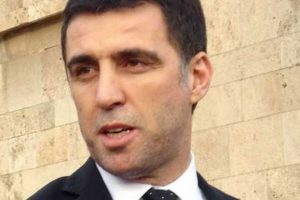 Hakan Ş&uuml;k&uuml;r'den Aysal'a heykel yanıtı!