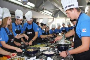 T&uuml;rk mutfağında yemek pişirdiler