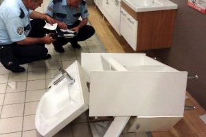 Lavabo 3 yaşındaki &ccedil;ocuğun &uuml;st&uuml;ne d&uuml;şt&uuml;