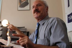 Doğalgaz ve elektrik zammına mumlu protesto