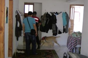 Polis evlerde uyuşturucu aradı
