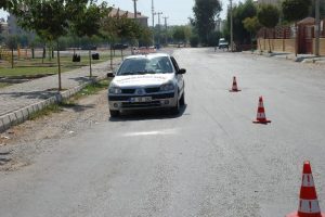 S&uuml;r&uuml;c&uuml; adayları direksiyon sınavında terledi