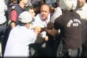 Polis ve iş&ccedil;iler birbirne girdi!