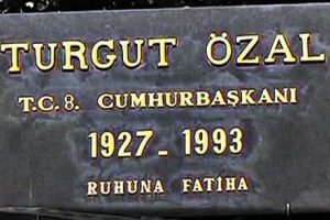 &Ouml;zal'ın mezarı ziyarete kapatıldı