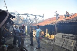 İneg&ouml;l'de 6 samanlık ile bir ev k&uuml;l oldu