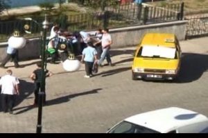 Liseli &ouml;ğrenciler kavga etti onlar izledi