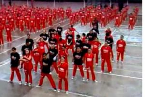 Bin mahkum, aynı anda Gangnam Style dansı yaptı