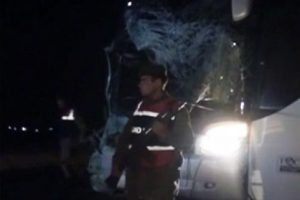 Yolcu otob&uuml;s&uuml; TIR'a daldı!