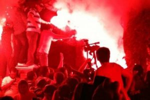 Fenerbah&ccedil;eli taraftarlar Alex'in evine akın etti