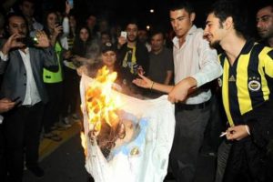 Aziz Yıldırım tiş&ouml;rt&uuml;n&uuml; yaktılar!