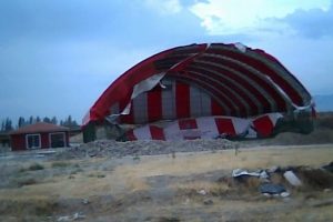 Şiddetli r&uuml;zgar halı sahayı yıktı