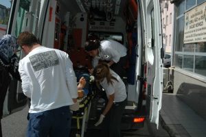 Elektrikli bisiklet yayalara &ccedil;arptı