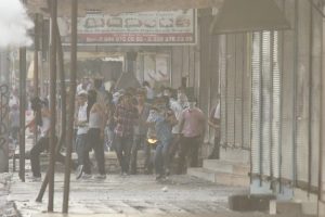 G&ouml;stericilerin el yapımı bombası ile yaralandı