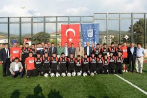 Orhaneli'ye FİFA standartlarında futbol sahası