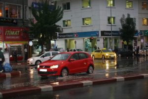 15 dakika yağan yağmur hayatı fel&ccedil; etti