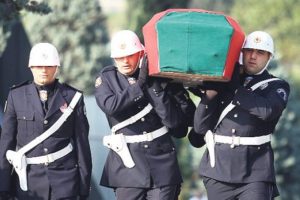 &Ouml;zal 19 yıl sonra tekrar omuzlarda