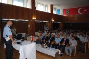 Ara&ccedil;larda yangın t&uuml;p&uuml; yerine beyzbol sopası