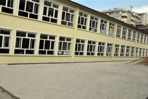 "M&uuml;fettiş yardımcısıyım" diyerek okullarda tadilat yaptırdı