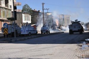 Y&uuml;ksekova'da PKK yandaşları yine azıttı