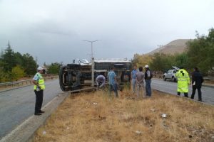 Kamyonet aydınlatma direğine &ccedil;arpt
