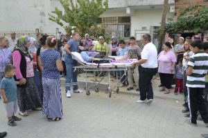 Otomobil, kaldırımda oturan kadınların arasına daldı