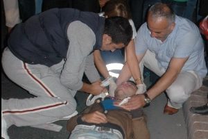 Motosiklet yayaya &ccedil;arpıp yoldan &ccedil;ıktı: 2 yaralı