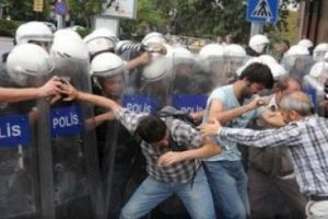 TBMM'ye y&uuml;r&uuml;mek isteyenlere gaz bombası