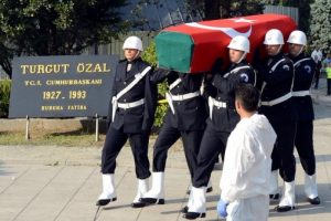 Turgut &Ouml;zal yeniden defnediliyor