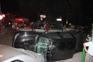 Taksinin &uuml;zerine kamyonet devrildi