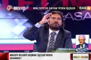 Canlı yayında k&ouml;şeye sıkışınca &ccedil;areyi ka&ccedil;makta buldu