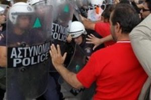 Maaşlarını alamadılar isyan ettiler