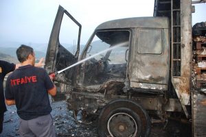 Kozmetik malzeme y&uuml;kl&uuml; kamyon alev alev yandı
