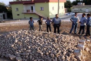 &Ouml;lenlerin evini bile soydular!