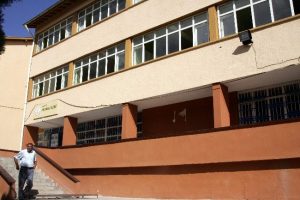 Ak&ccedil;akaleli &ouml;ğrenciler okula gidemedikleri i&ccedil;in &uuml;zg&uuml;n