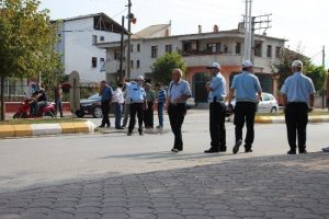 D&ouml;n&uuml;ş yapmak isteyen minib&uuml;se motosiklet &ccedil;arptı