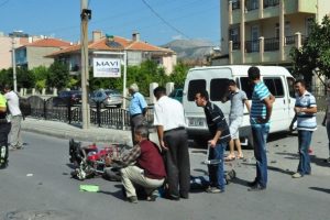 Kasksız s&uuml;r&uuml;c&uuml; &ouml;l&uuml;mden d&ouml;nd&uuml;